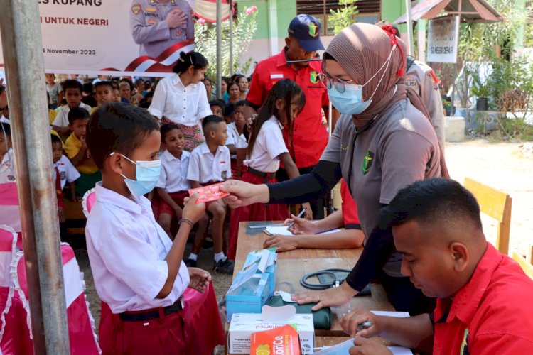 Bakti Kesehatan di SDN Oefafi bersama Polres Kupang