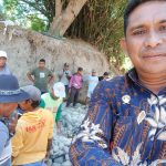 Ket Foto. Mesak N.J. Mbura,SH Bersama Warga 4 Desa Mengerjakan Bendungan