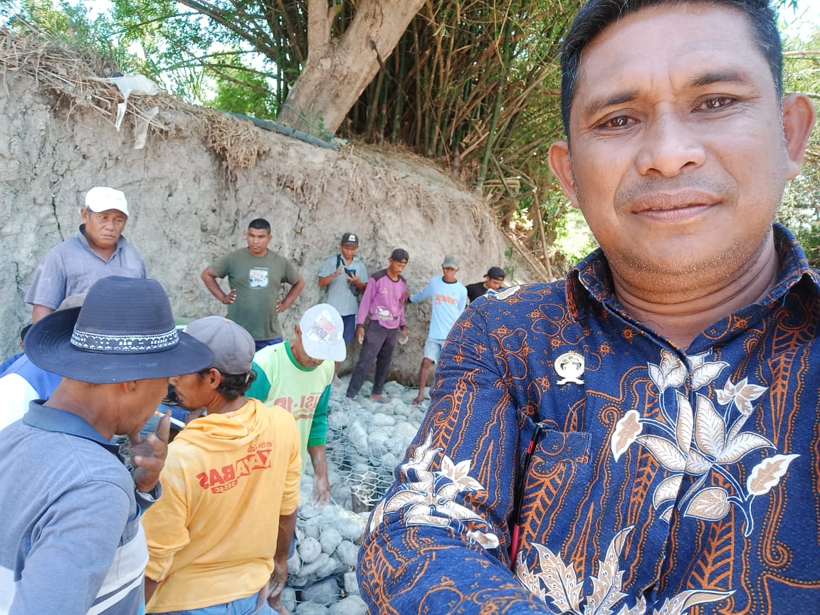 Ket Foto. Mesak N.J. Mbura,SH Bersama Warga 4 Desa Mengerjakan Bendungan Ket Foto. Mesak N.J. Mbura,SH Bersama Warga 4 Desa Mengerjakan Bendungan