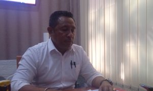 IMG_20231120_204016 Ket Foto:Kasat Reskrim Iptu Elpidus Kono Feka, Senin (20/11/2023) di ruang kerjanya membeberkan keterangan terkait persoalan hukum yang terjadi dalam proses pembangunan GOR kabupaten Kupang.