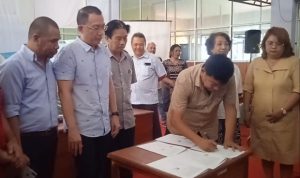 Ket Foto. Jerri Manafe Saat Menandatangani Surat perdamaian dengan Paul Dima Cs https://suarantt.com/wp-content/uploads/2023/11/IMG_20231122_092531.jpg