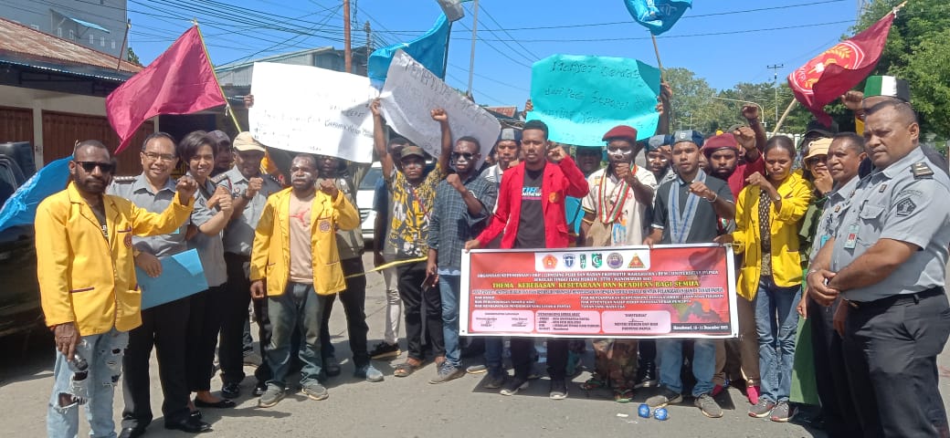 Mahasiswa dan Masyarakat Lakukan Aksi damai di depan Kemenkumham Papua Barat.