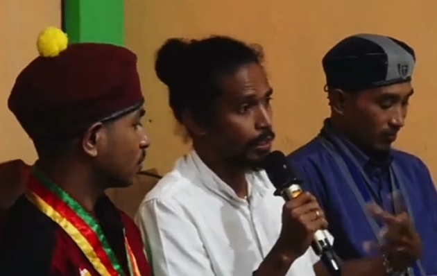 Ket Foto, Yefta Sabaat memakai kemeja puti diantara ketua cabang GMKI Kupang Florit Tae dan Ines Toleu dari PMKRI Cabang Kupang saat menjadi Nara sumber di acara talk show yang digelar Kemahnuri Kupang.