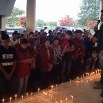 Terlihat Masa Aksi sedang Membakar Lilin di Teras depan pintu masuk Kantor DPRD Kabupaten Kupang sebagai bentuk matinya kepercayaan Masyarakat terhadap Lembaga DPRD