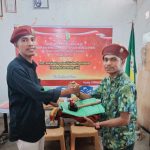 Ket Foto. Dilliyon C.Y. Heton yang memakai kemeja hitam lengan panjang saat menerima Mandat RUAC dari Adhock Ines Talelu di Marga Juang 63 PMKRI cabang Kupang