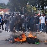 Ket Foto. Masa Aksi Bakar Ban Mobil Sebagai Bentuk Aksi Protes