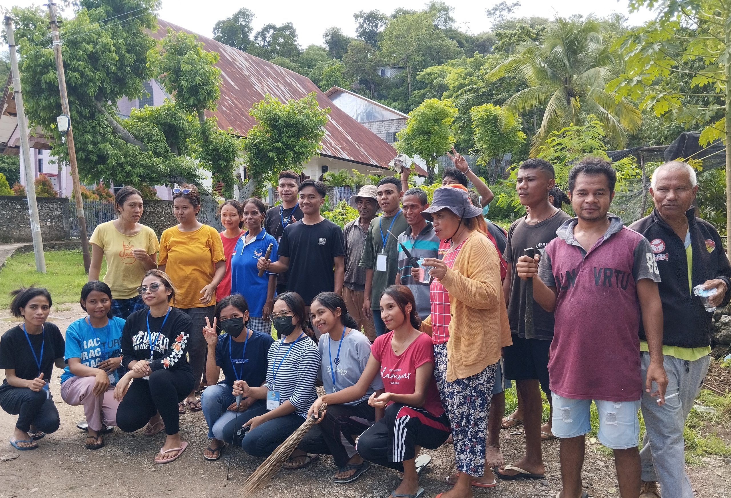 Mahasiswa Dan warga Desa Mata Air Foto Bersama usai melakukan pembersihan lingkungan (Foto. Mr. Alo pada) Tim Media
