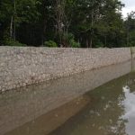 Ket Foto. Proyek Penahan Tepi sungai yang diduga pengerjaannya tidak sesuai kesepakatan