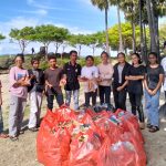 Foto bersama Usai pengumpulan sampah yang bertebaran di pantai batu Nona Lasiana Kupang
