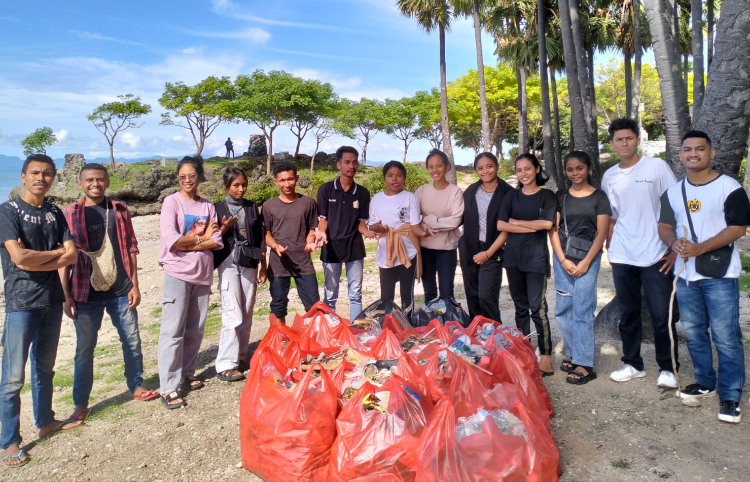 IMG_20240206_181115 Foto bersama Usai pengumpulan sampah yang bertebaran di pantai batu Nona Lasiana Kupang