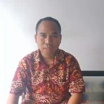 Ket Foto. Hendrikus Djawa Ketua LP2TRI di ruang tunggu pengadilan negeri oelamasi