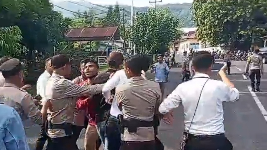 Ket Foto. Sala satu masa aksi yang memakai kaos warna merah saat di cekik dan di pukul anggota Polisi Polres Alor