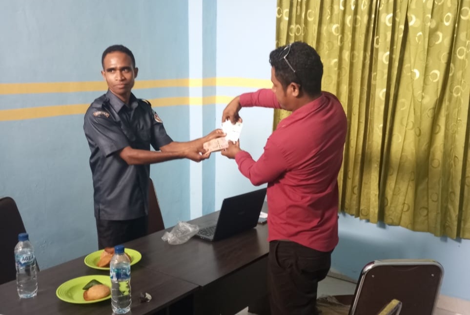 Ket Foto, Penyerahan Barang Bukti berupa uang dari terlapor Usias Manoh kepada sekretaris Gakumdu kabupaten Kupang Yohanis Boys