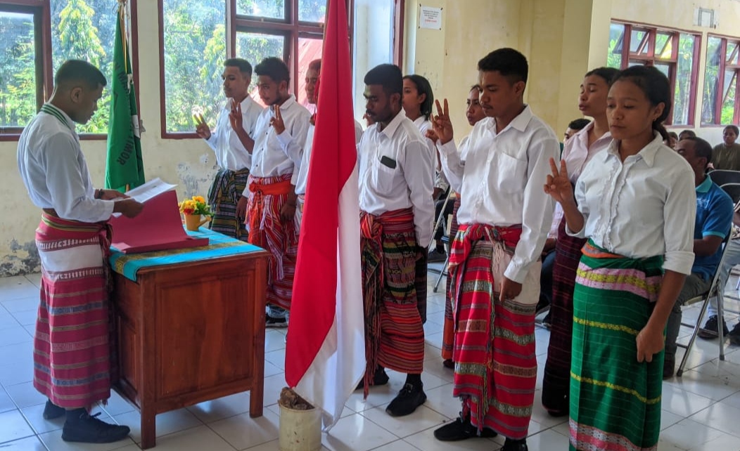 Ket foto. Badan pengurus harian Himatpol mengambil sumpah jabatan di hadapan Ketua Umum Abner Amekan