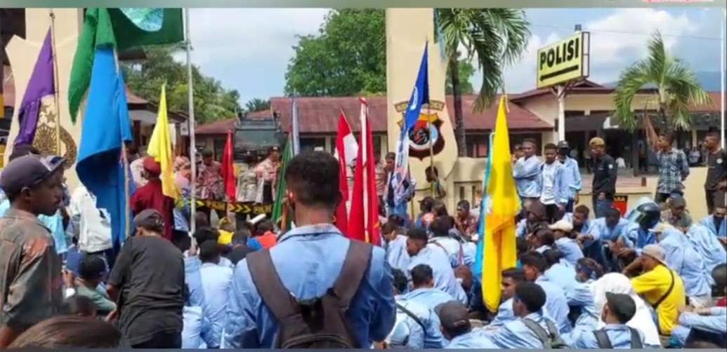 Ket Foto, Masa Aksi Geruduk Mapolres Alor