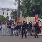 Ket Foto. Liga Mahasiswa Nasional Indonesia Untuk Demokrasi unjuk rasa di depan Kantor Gubernur