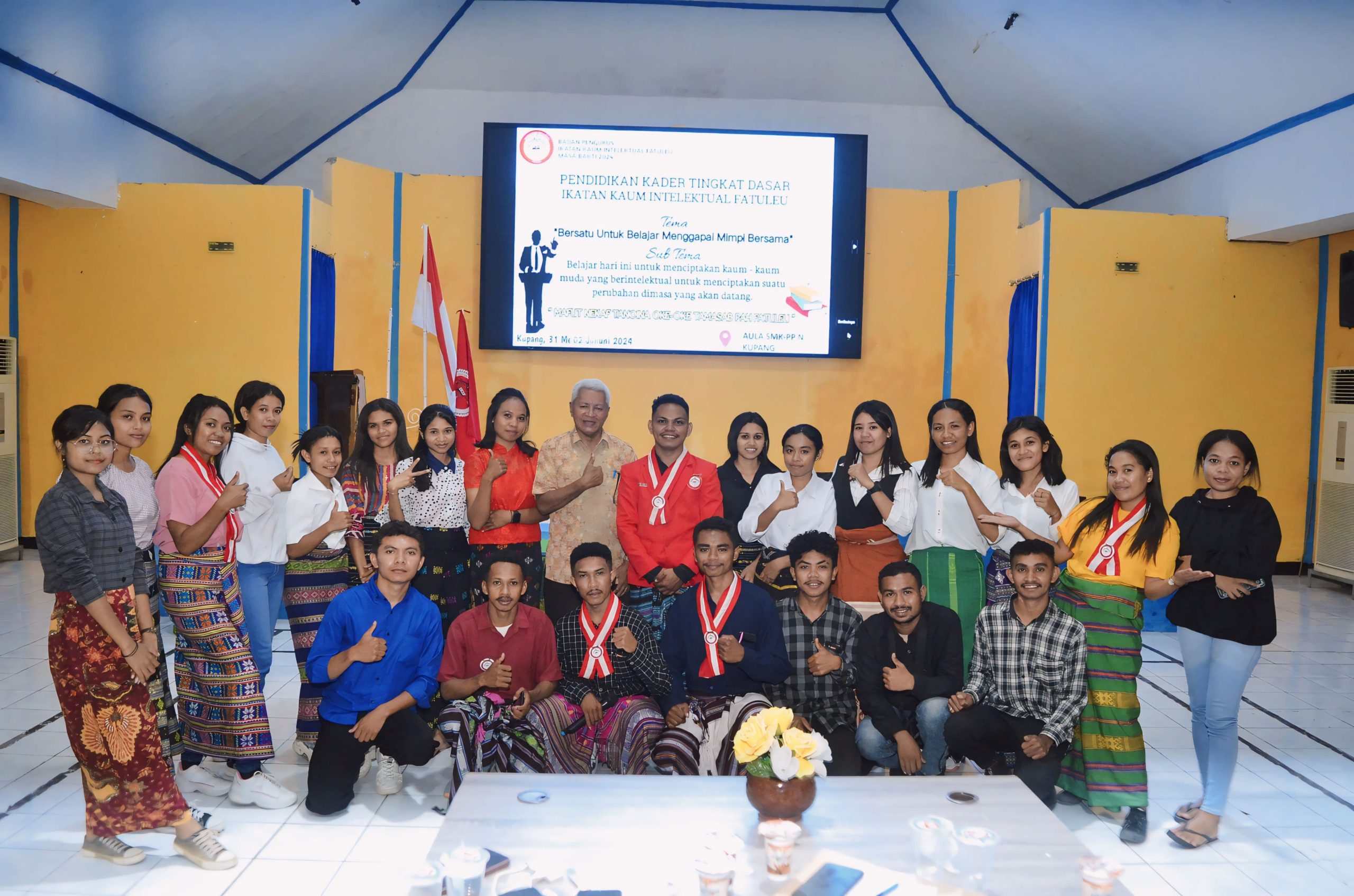 Foto bersama Mantan Bupati dua Periode Ayub Titu Eki bersama badan pengurus dan anggota IKIF Usai Seremonial pembukaan