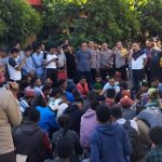 Ket foto. Polda NTT saat menerima Cipayung bersama keluarga korban di Halaman Polda NTT