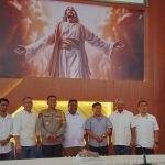 Foto bersama Jerri Manafe, Paul Dima Cs, Ketua Sinode GMIT, dan Polda NTT usai Ibadah syukur