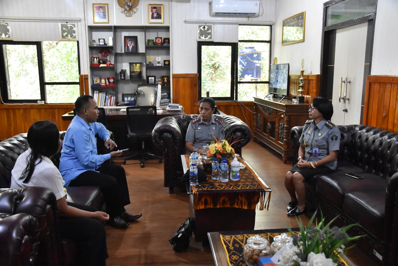 Terlihat pelayanan Humanis, Kepala Kanwil NTT kepala Ketua Umum LP2TRI dan Sekjen