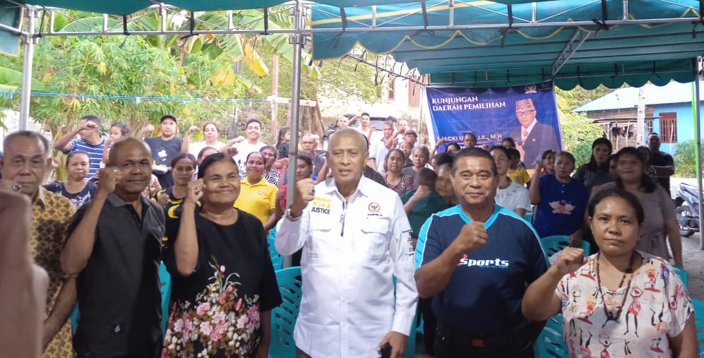 Foto Bersama purnawirawan Irjen Pol. Jecky Uly selaku Anggota DPR RI dari Fraksi Nasdem dan Masyarakat Bakumanase Kota Kupang NTT