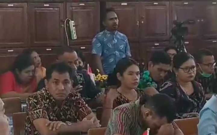 Ket foto. Detik-detik Guru Honorer, Alfred Atabuna, S.Pd mengusir pengawas pembina SMKN 5 kota Kupang