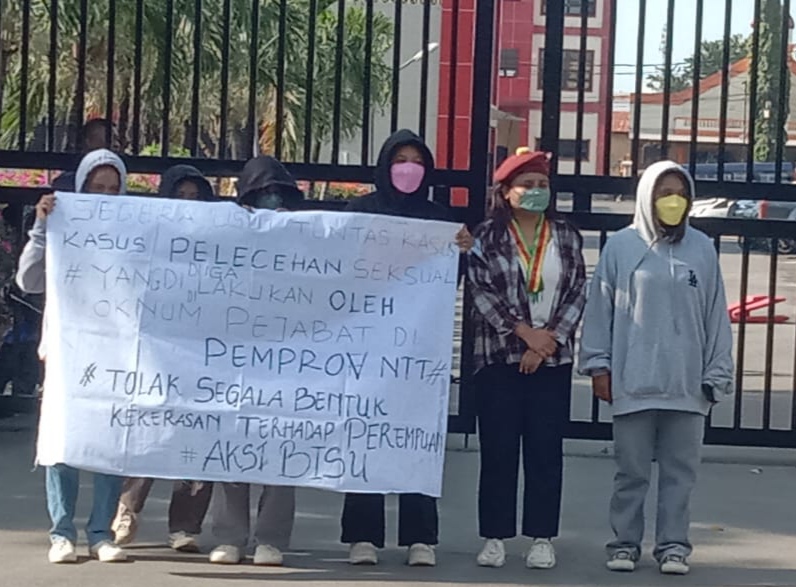 Ket foto. Aksi bisu perempuan PMKRI cabang Kupang, didepan pintu masuk Polda NTT