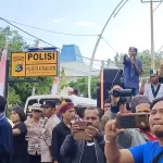 Ket Foto Istimewa, Ketua GMKI Florit Tae saat berorasi di depan Polda NTT