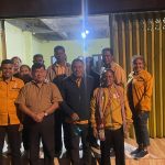 Ket Foto, Paket Jelas Jeri Manafe dan Melianus Akulas datangi Sekretariat DPC Partai Hanura