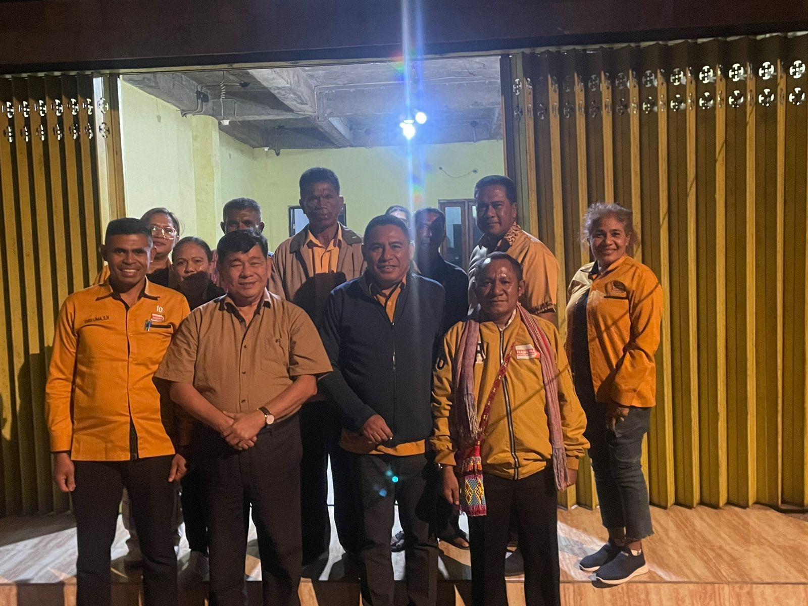 Ket Foto, Paket Jelas Jeri Manafe dan Melianus Akulas datangi Sekretariat DPC Partai Hanura