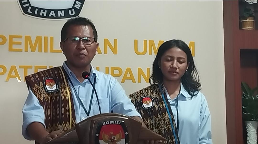 Yosef Lede Ungkap Alasan Ambil Calon Wakil Bupati Termuda Aurum Titu Eki, Usai Daftar di KPU