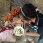 Ket Foto. Kake Sebastiao Ricardo, Terkapar di tempat tidur saat dikunjungi seorang ibu untuk memberi makan