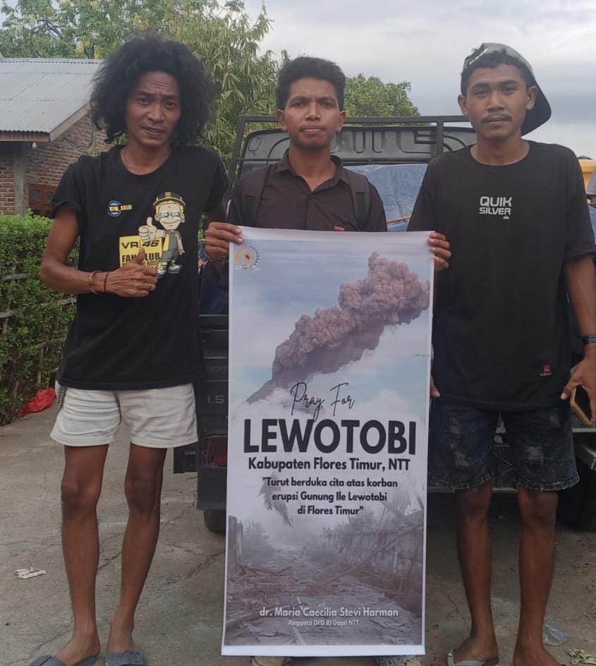 Keterangan Foto: Tim Relawan Senator Maria Stevi Harman menyerahkan bantuan kemanusiaan bagi korban erupsi Gunung Lewotobi Laki-laki di Kabupaten Flores Timur, Rabu (6/11/2024).