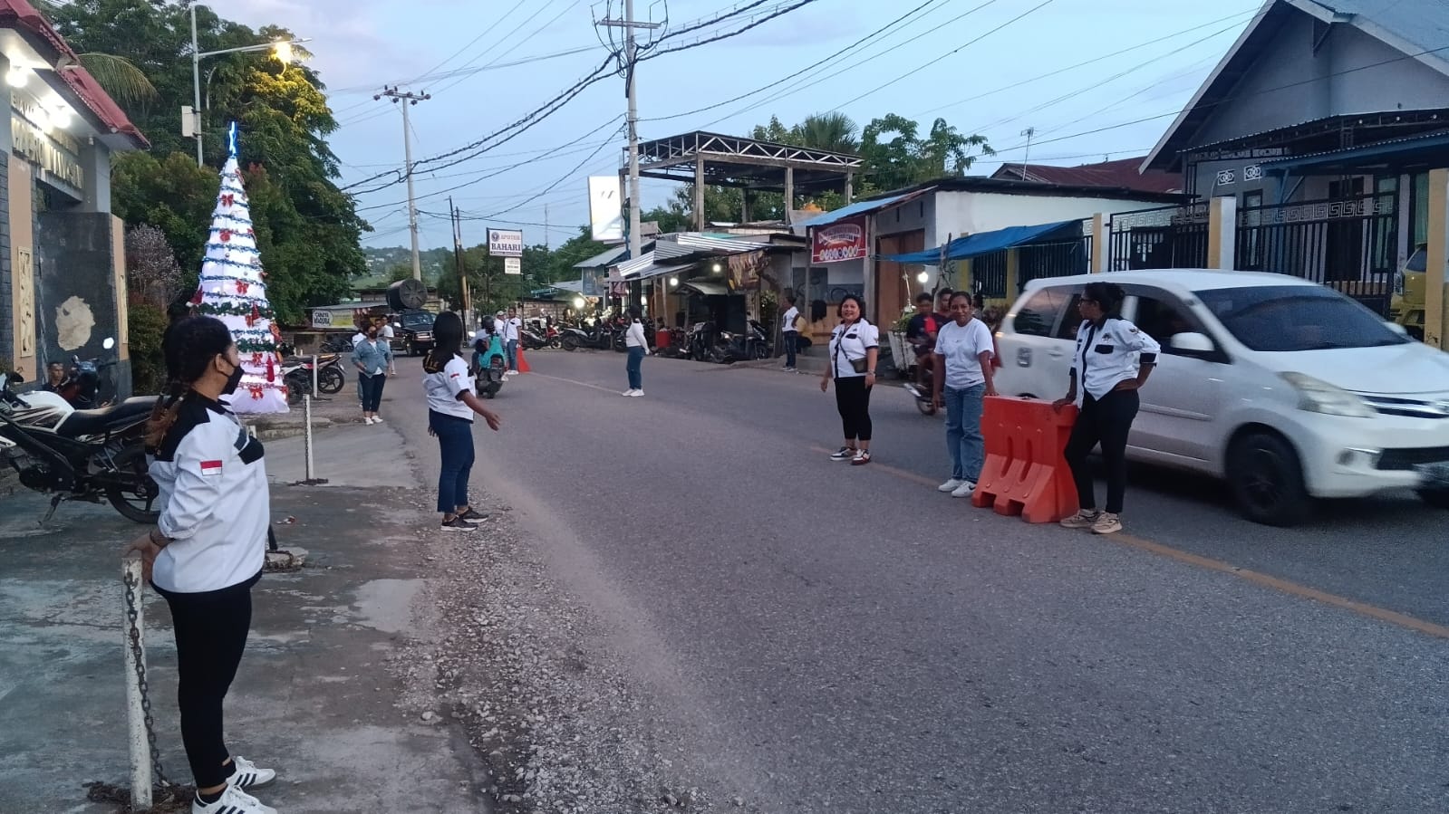 Srikandi IPF, Jaga Keamanan Lalu Lintas Dan Parkir Saat Natal, Di Gereja Laheroi Namosain