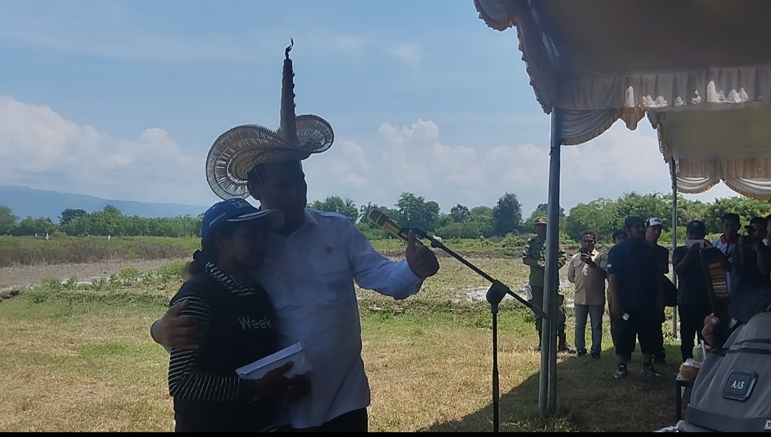Foto bersama Mentri Pertanian dengan petani yang diberi bantuan