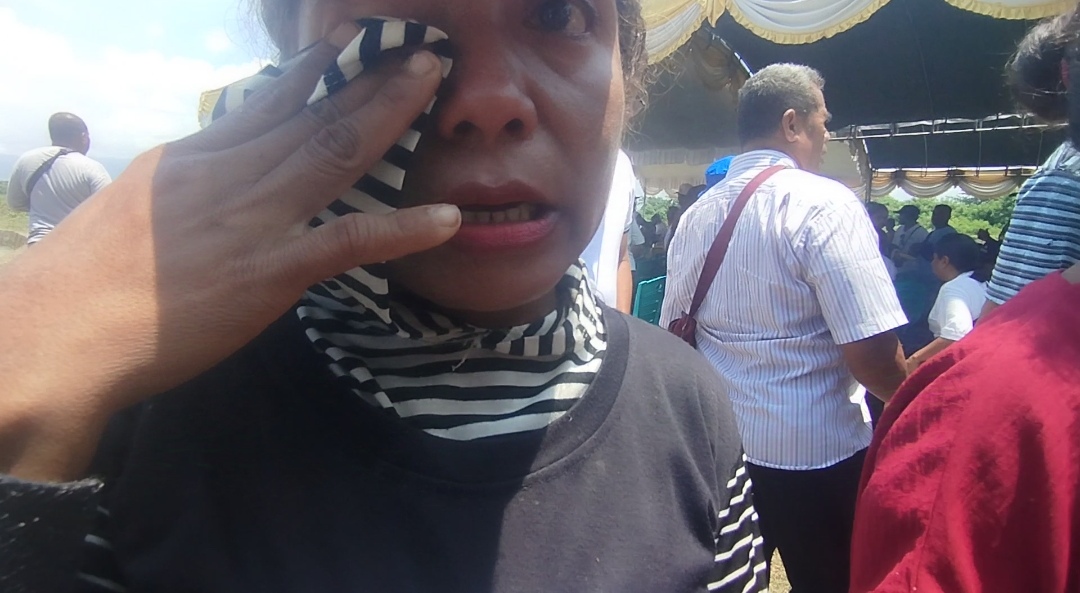 Petani meneteskan air mata, saat di bantu lansung oleh Mentri pertanian