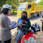 Lantas Polres Kupang, Bagikan Coklat dan Brosur Saat Operasi di Hari Valentine Day