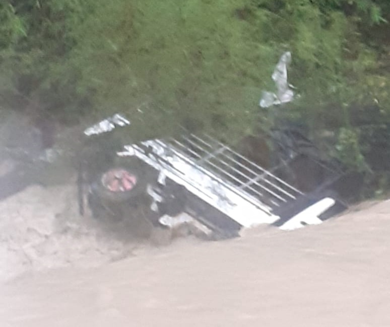 Mobil Pick Up Hanyut Terbawa Banjir di Kabupaten Kupang