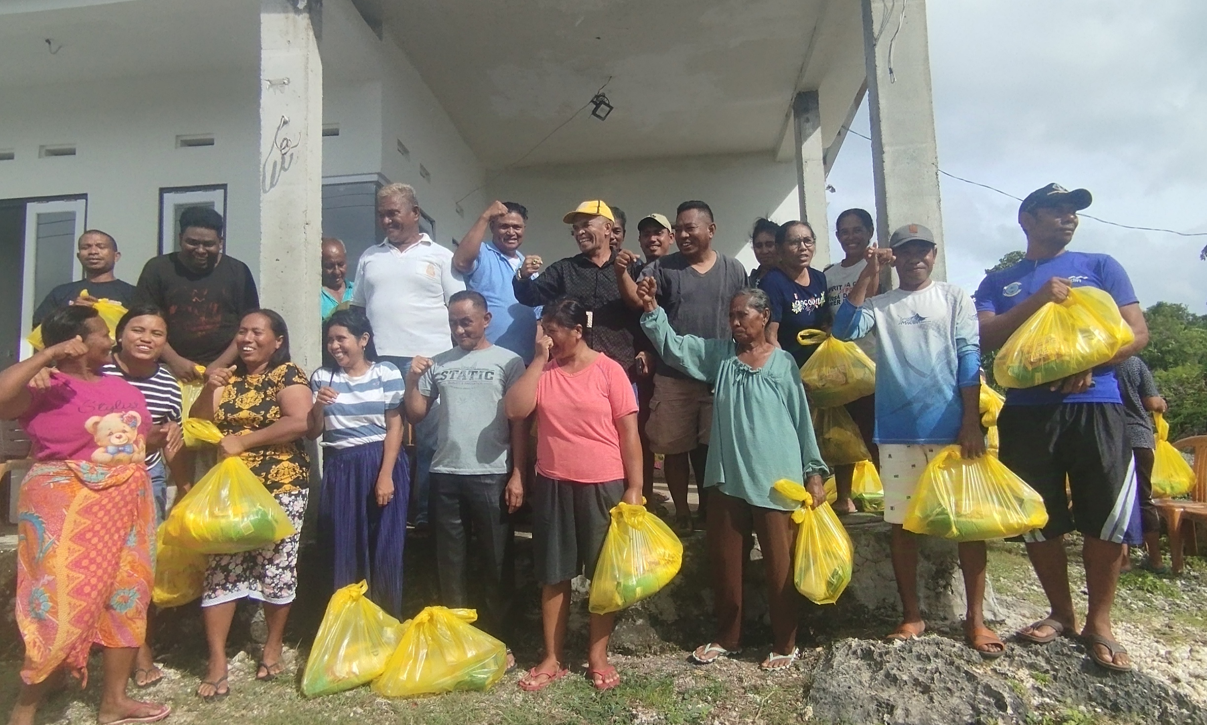 Ketua GOLKAR Kabupaten Kupang, Salurkan Bantuan di Kupang Barat: Warga Terdampak Bencana Titipkan Harapan