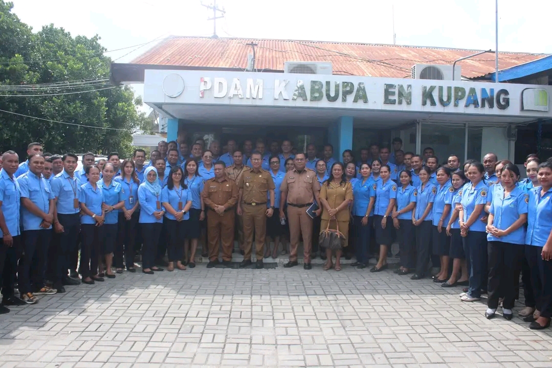 BUPATI KUPANG KUNJUNGI MEMANTAU KINERJA PDAM KABUPATEN KUPANG