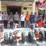 BUPATI KUPANG DAN KAPOLRES KUPANG SERAHKAN BANTUAN ALAT PERTANIAN KEPADA KELOMPOK TANI