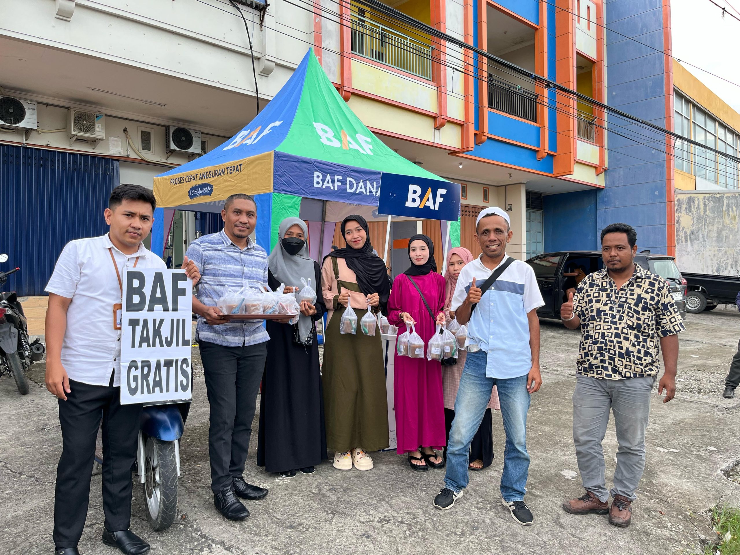 Jaga Toleransi, Kantor BAF Kota Kupang Bagi Takjil Gratis Kepada Umat Muslim di Bulan Puasa