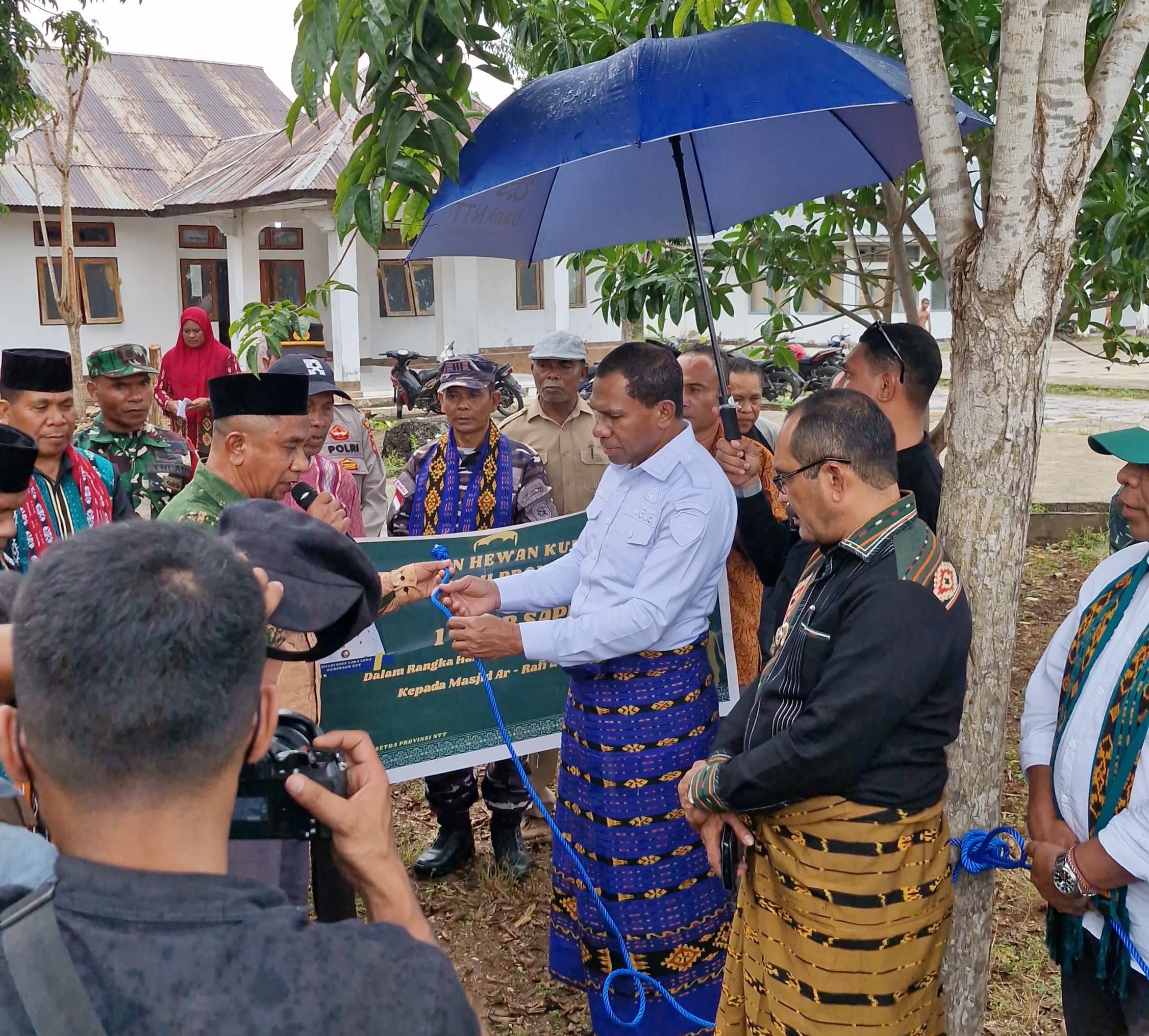 Bupati Alor dan Wagub NTT, Serahkan Kurban Jelang Hari Raya Idhul Adha 1446 Tahun 2025
