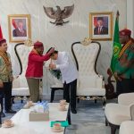Ketua PP PMKRI Susana Kandaimu Kasih Cendera Mata Warisan Papua Noken, Kepada Mentri Agama