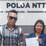 Foto : Advokat Andre Lado bersama Imelda Christina Bessie usai pemeriksaan intensif di Unit PPA Polda NTT, Sabtu (30/8). 
