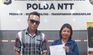 IMG_20250831_173954 Foto : Advokat Andre Lado bersama Imelda Christina Bessie usai pemeriksaan intensif di Unit PPA Polda NTT, Sabtu (30/8).