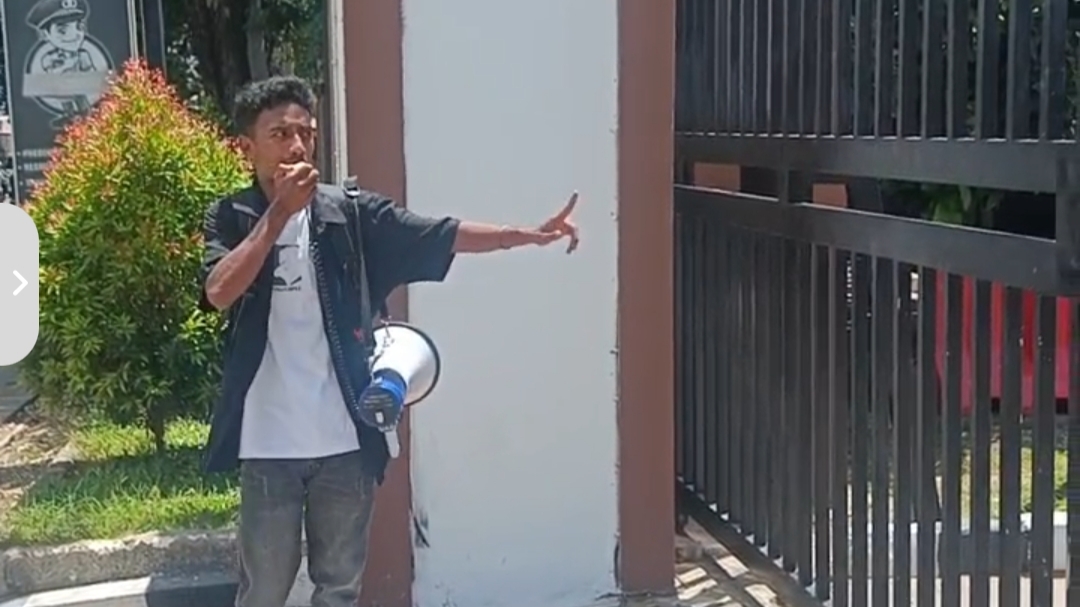 Aksi Demo Tunggal Vicky Lamury di Polda NTT, Akhirnya Laporan di Terima