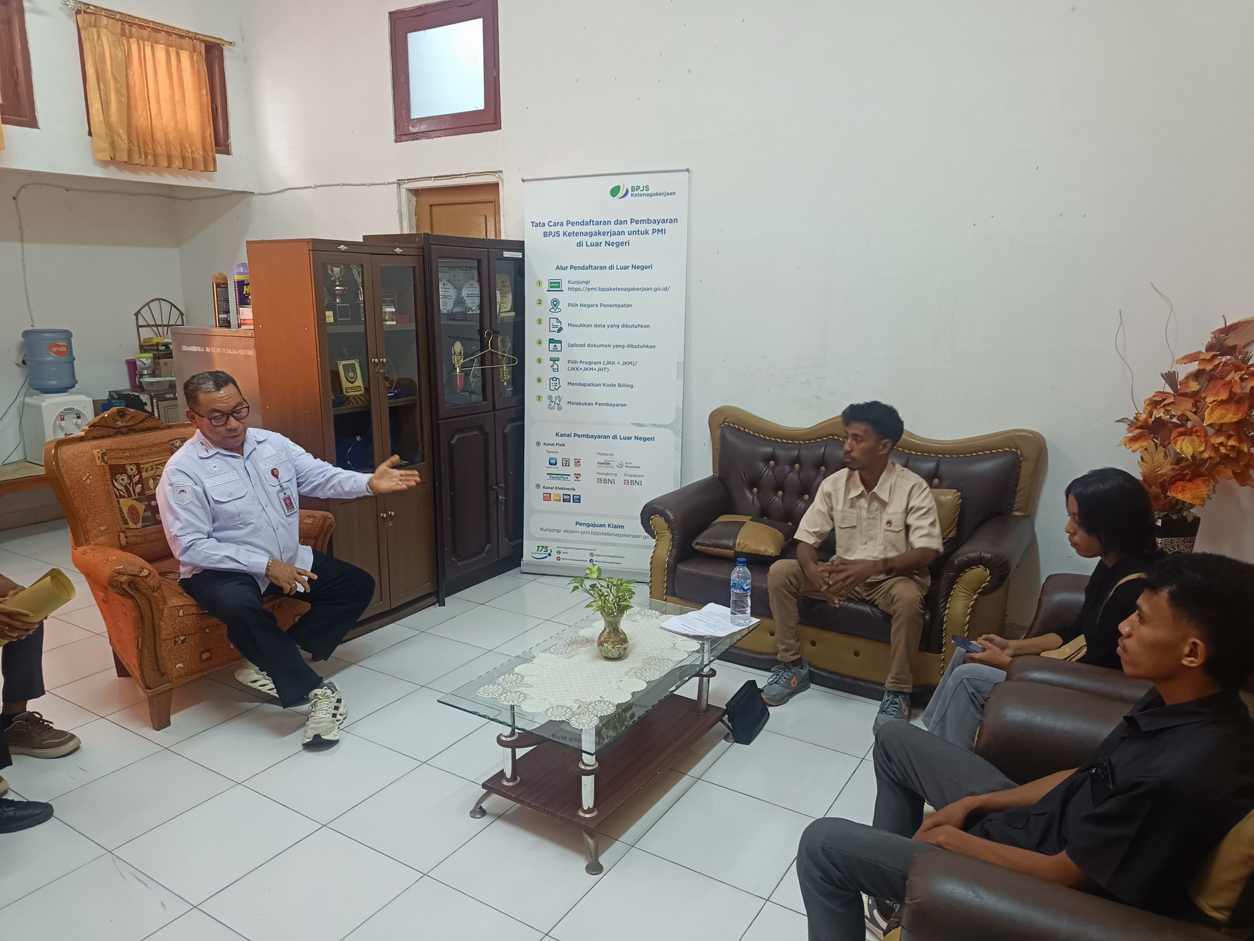 Ket Dok : foto diambil pada saat proses mediasi ke 2 di ruang kepala dinas ketenagakerjaan dan transmigrasi kota Kupang
