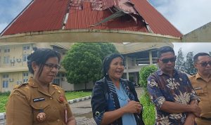 20260302_210628 Sofiah De Haan, Wakil ketua 1 Pimpinan DPRD Kabupaten Kupang pantau lansung kerusakan Kantor DPRD akibat Angin Topan