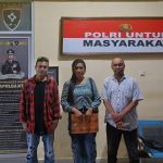 Keterangan Foto : Andre Lado, S.H., (kiri), korban penelantaran Welmince Rohi Doma (tengah) dan Rusydi Maga, S.H. (kanan).